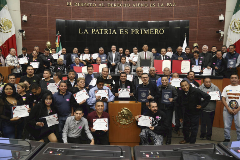 El Senador del Barrio entrega reconocimiento a los Grupos Sonideros por su valor cultural e histórico