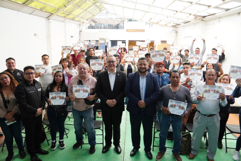Gabriel García Hernández en colaboración con el Centro Universitario Trilingüe entregaron mas de 30 becas del 100%